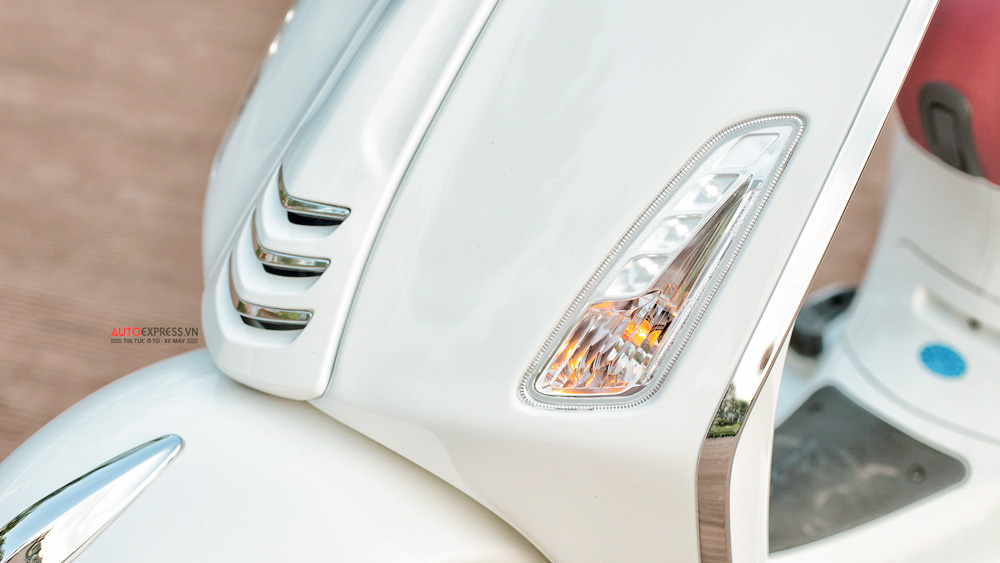 Xe Piaggio Vespa Primavera ABS có đèn LED ban ngày.