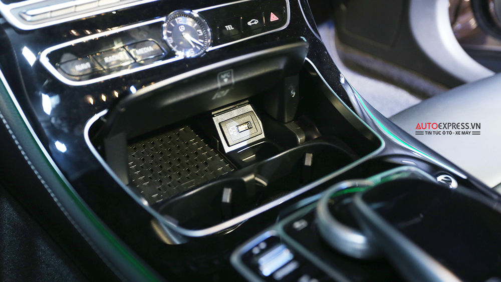 Mercedes-Benz E 300 AMG 2017 hỗ trợ sạc không day chuẩn Qi và kết nối Apple Carplay