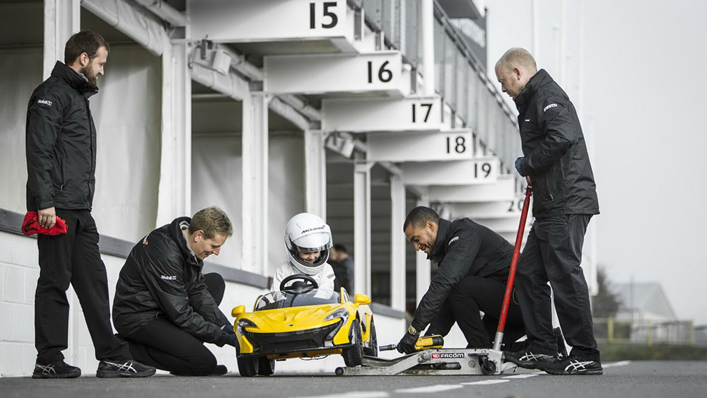 Xe điện McLaren P1 được hướng dẫn kỹ thuật chuyên nghiệp