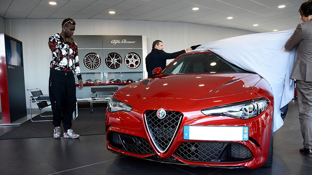 Mario Balotelli “đập hộp” sedan mạnh nhất của Alfa Romeo