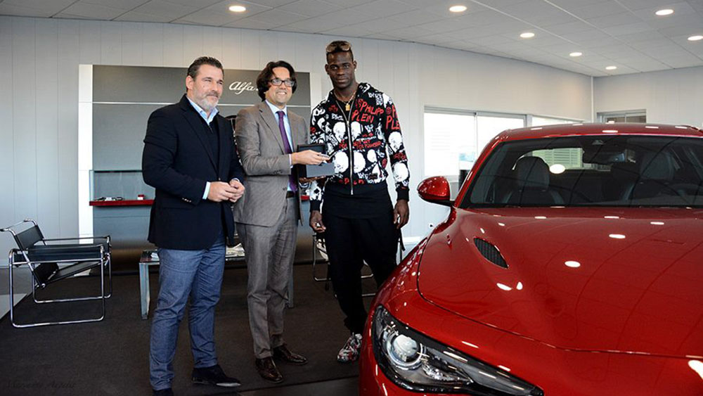 Mario Balotelli nhận xế cưng mới Alfa Romeo Giulia Quadrifoglio