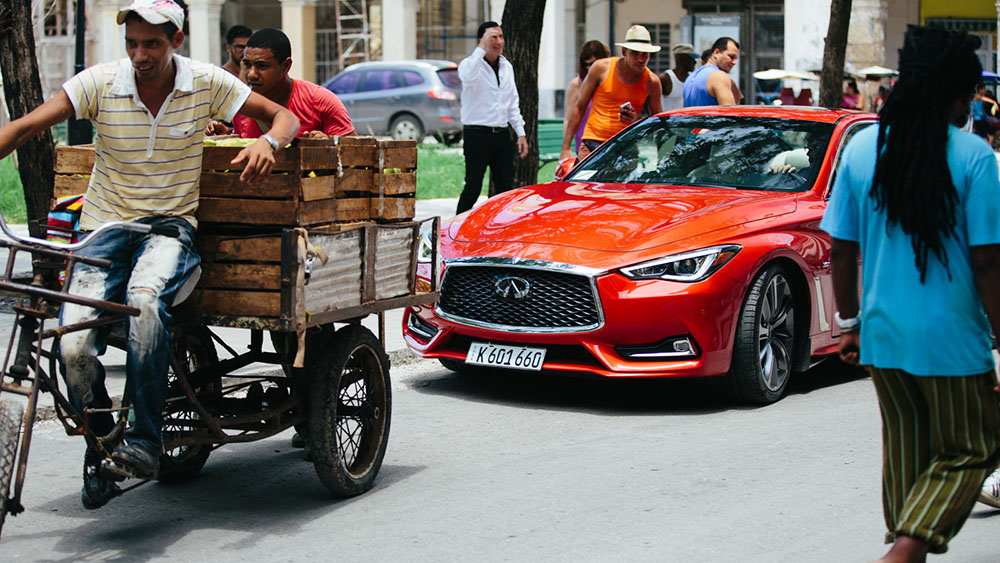 Xe Infiniti Q60 coupe tại Cuba