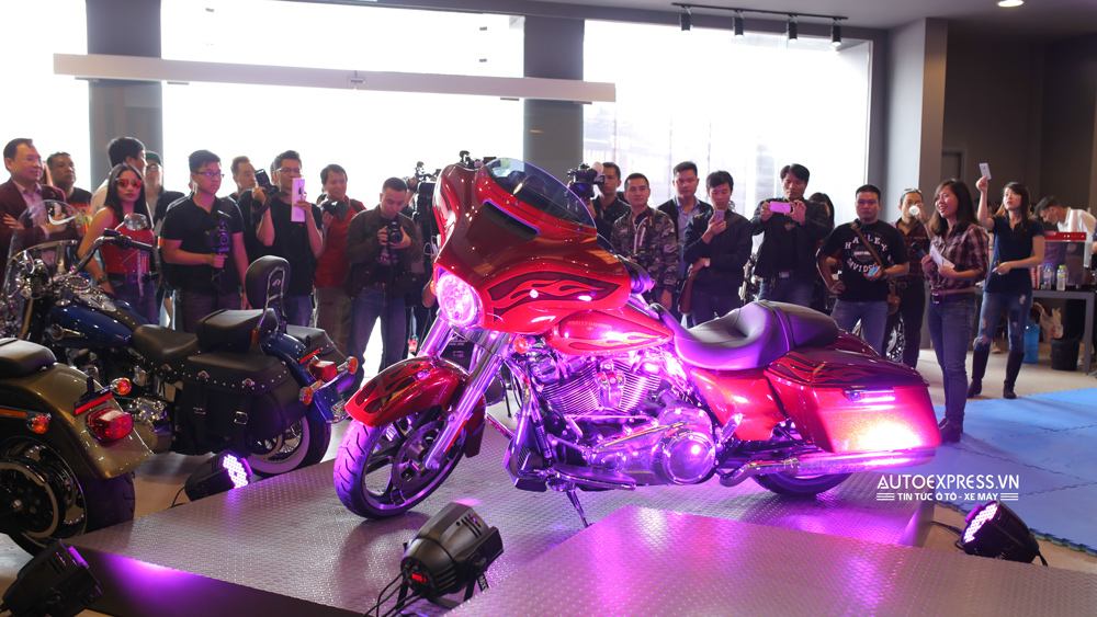 Hai khách hàng Hà Nội đập hộp Mortor Harley Davidson giá hơn 1 tỷ đồng   Báo điện tử VnMedia  Tin nóng Việt Nam và thế giới