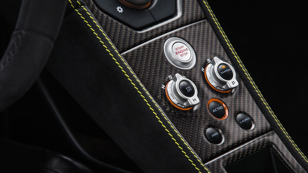 Các nút điều khiển của chiếc McLaren 675LT