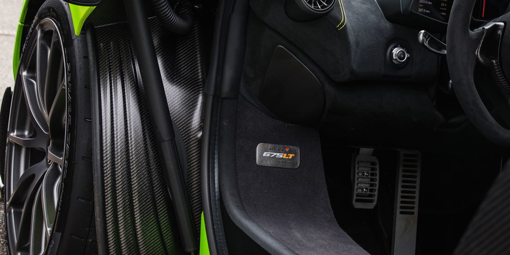 Nội thất của chiếc McLaren 675LT ốp carbon