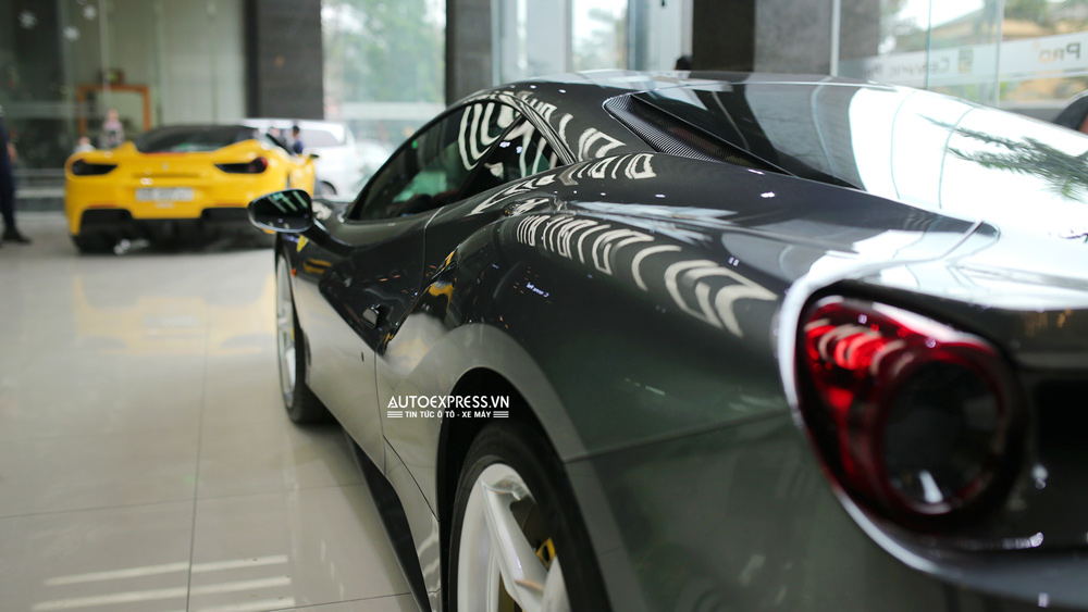 Đèn hậu Siêu xe Ferrari 488 GTB màu ghi xám