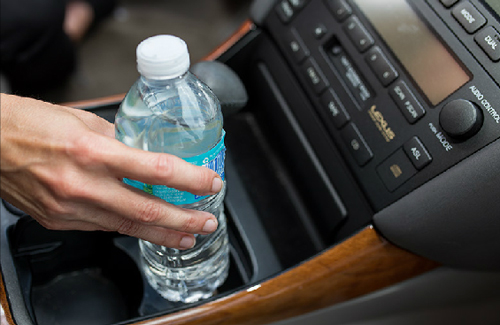 Nhiệt độ cao trong xe sẽ làm cho các chất hóa học độc hại trong chai nhựa 
