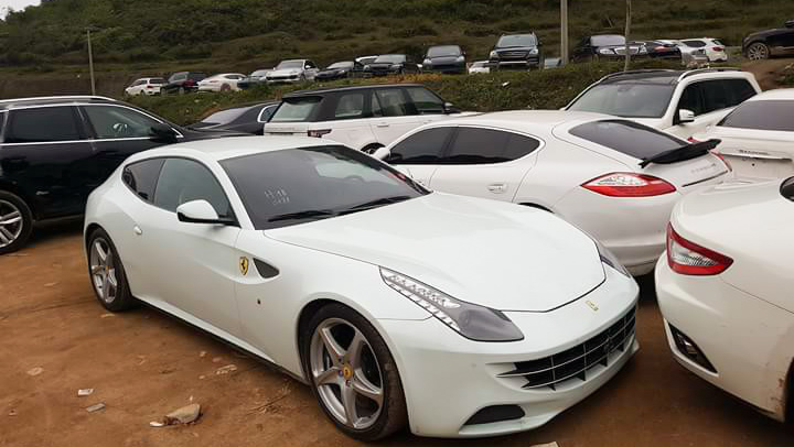 Siêu xe Ferrari FF cùng Maserati Grand Turismo và Porsche Panamera.