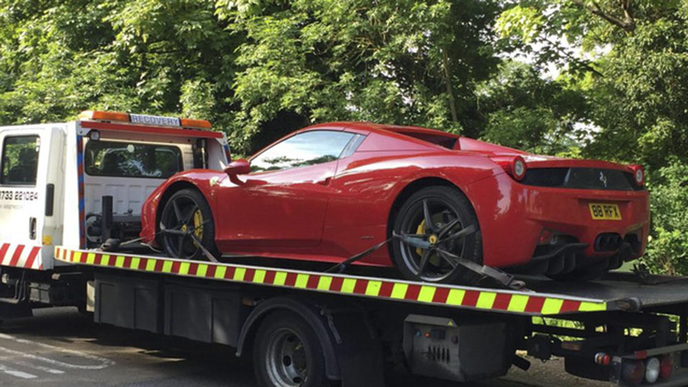 Chiếc Ferrari gặp nạn