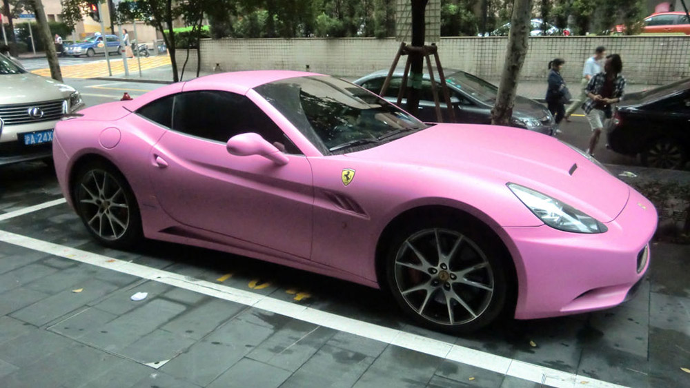 Ferrari có màu hồng là do chủ xe thực hiện ở bên ngoài chứ hãng không nhận đặt hàng. Ảnh: Autogespot.