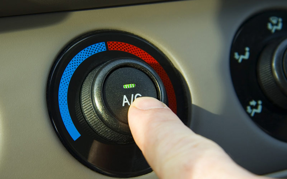 Không nên bật điều hòa ngay khi khởi động xe, bạn nên mở cửa xe một lúc cho thoáng khí