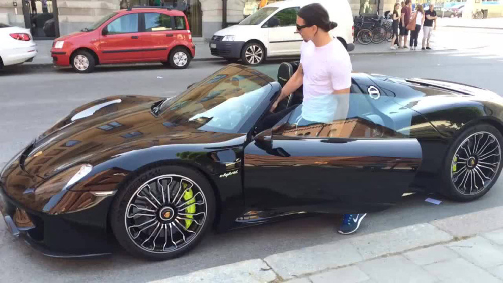 Zlatan Ibrahimovic cũng sở hữu chiếc Porsche 918 Spyder trị giá trên 800.000 USD