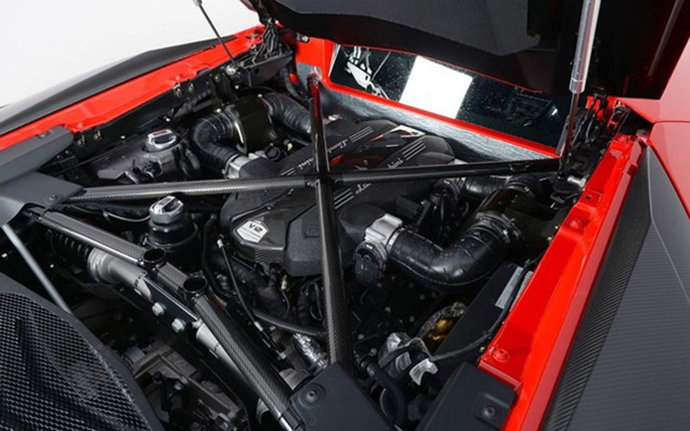 Lamborghini Aventador SV được trang bị động cơ nạp khí tự nhiên V12 6.5L như trên Aventador LP 700-4 tiêu chuẩn nhưng được cải tiến tăng công suất