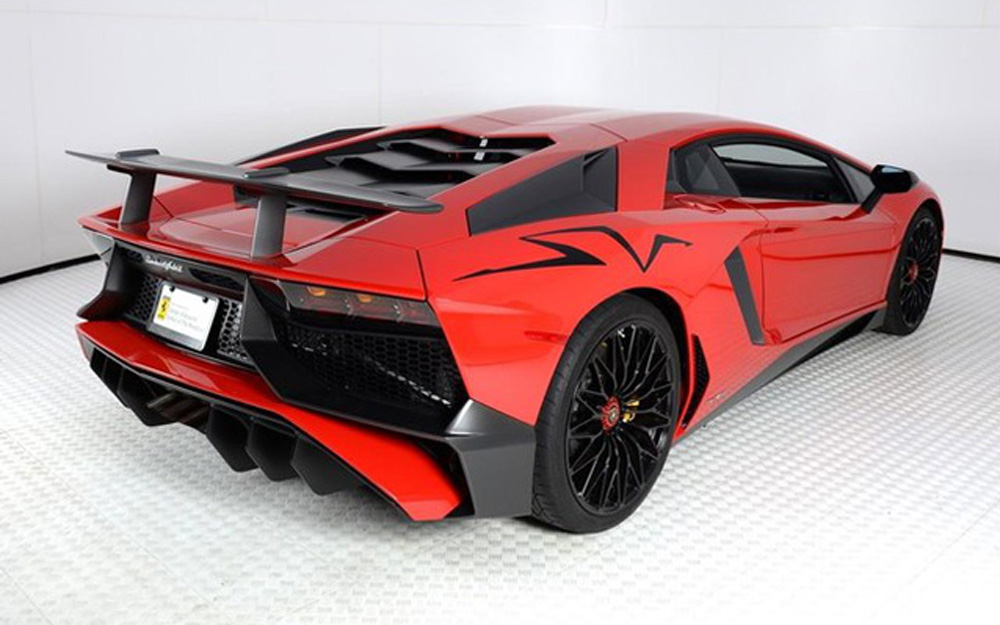Lamborghini Aventador SV nổi bật với chữ SV màu đen phần sau xe