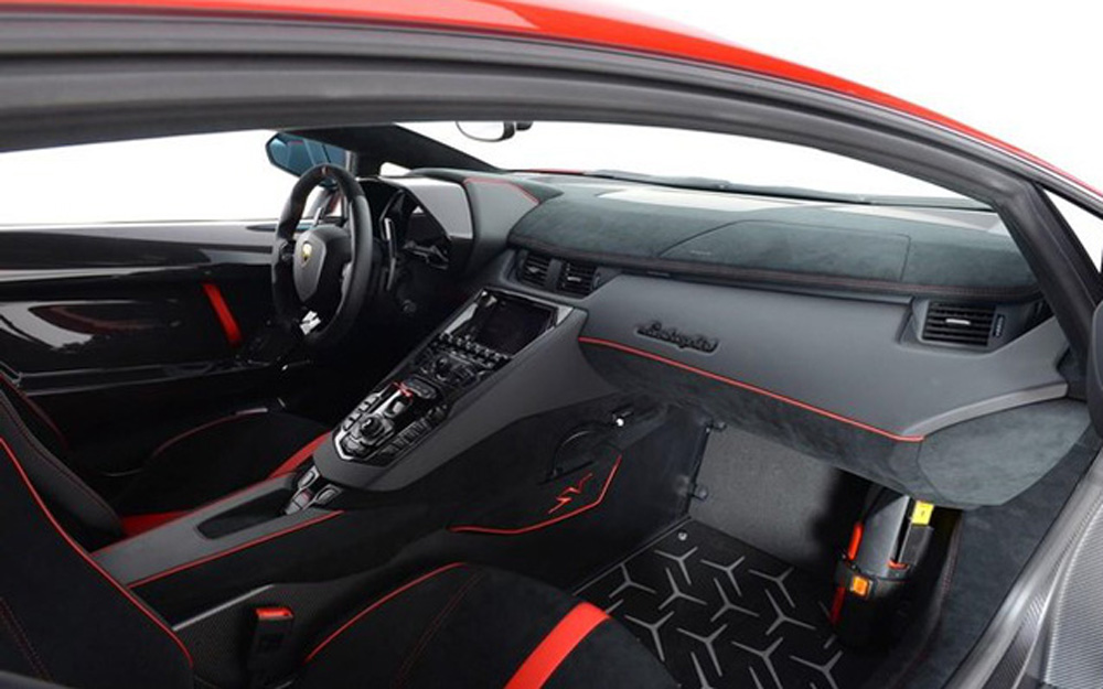 Nội thất Lamborghini Aventador SV với các đường nét màu đỏ tạo điểm nhấn