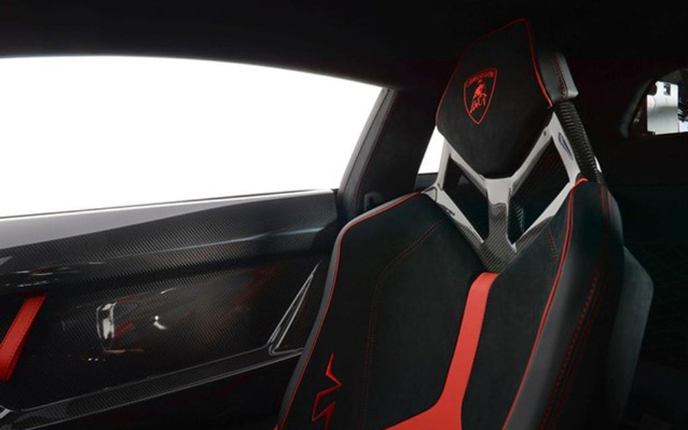 Logo Lamborghini được thêu bằng chỉ đỏ trên ghế ngồi