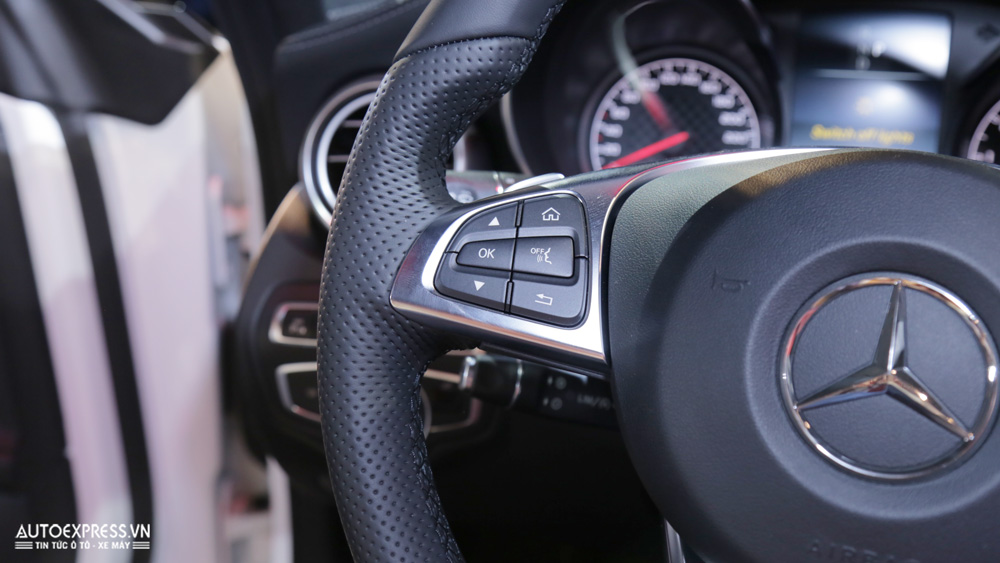 Các nút điều khiển được tích hợp trên vô lăng Mercedes-AMG C43 Coupe một cách kha học nhất