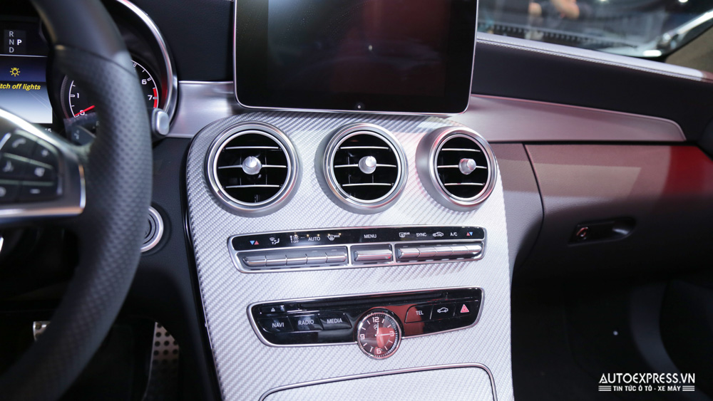 Bảng táp lô Mercedes-AMG C43 Coupe được làm bằng sợi carbon