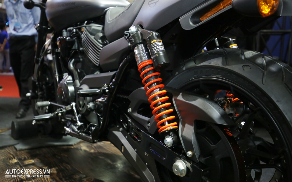 Harley-Davidson Street Rod 750 trang bị phuộc lò xo đôi phía