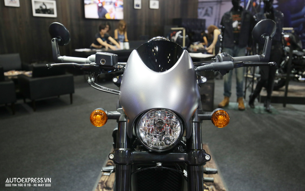 Phần đầu Harley-Davidson Street Rod 750 với đèn pha Halogen tiêu chuẩn
