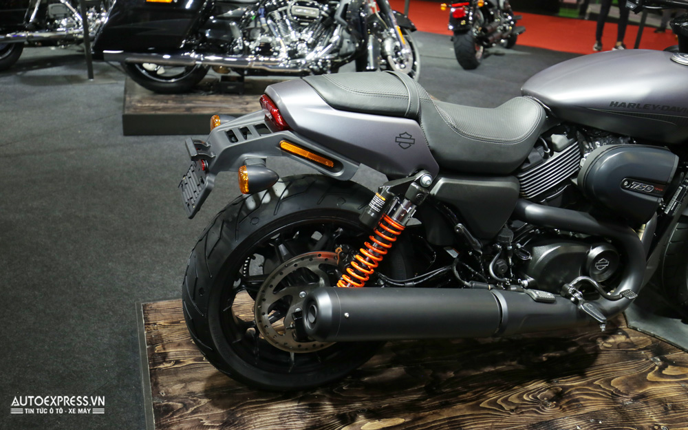 Ống xả Harley-Davidson Street Rod 750 màu đen bóng thiết kế mới