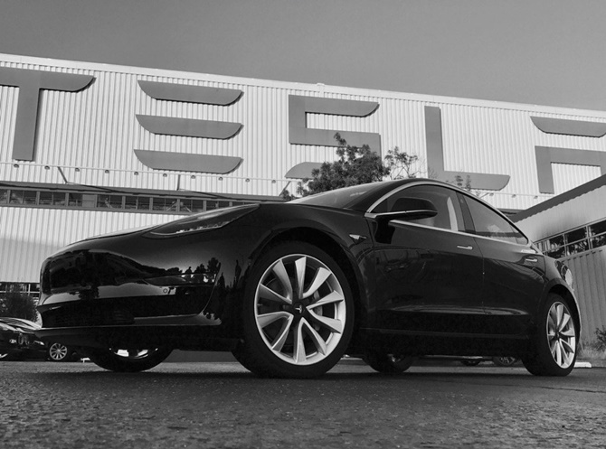 Tesla Model 3 chạy hoàn toàn bằng điện.