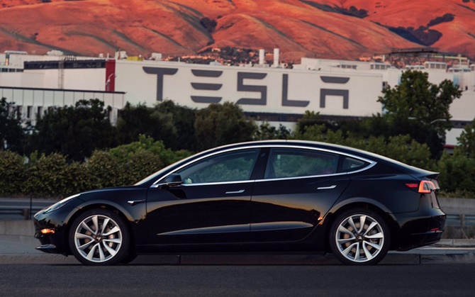 Tesla Model 3 với giá bán khởi điểm là 35.000 USD.
