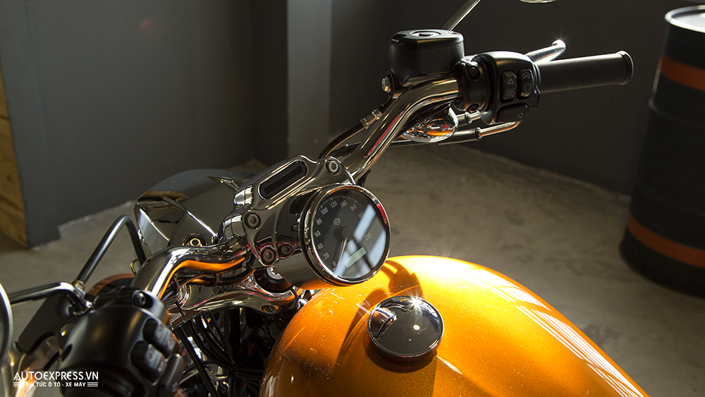 Cụm đồng hồ xe Harley Davidson 1200 Custom.