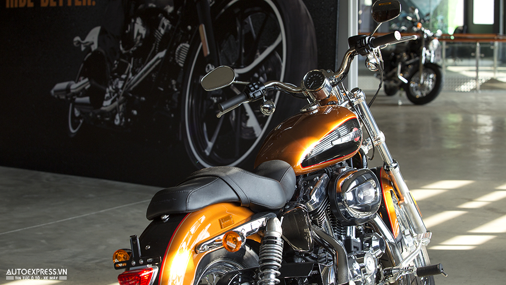 Xe Harley Davidson 1200 Custom với bánh xe nan hoa thép.
