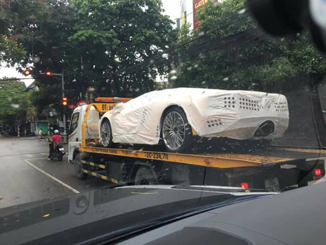 Siêu xe Lamborghini Aventador S LP740-4 2017 đầu tiên về Việt Nam xuất hiện trên phố bằng xe chuyên dụng.