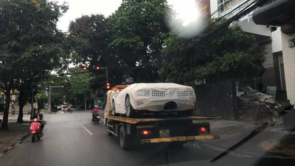 Siêu xe này sẽ được đưa về đại lý Lamborghini chính hãng ở Hà Nội để kiểm tra, trước khi bàn giao cho chủ nhân.