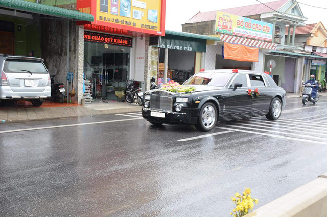 Tay chơi Quảng Bình rước dâu bằng xe siêu sang Rolls Royce Phantom.