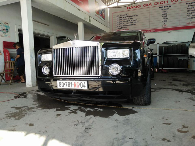Chiếc Rolls-Royce Phantom làm xe đưa dâu tại Quảng Bình thuộc thế hệ cũ.
