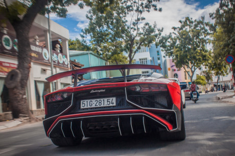 Minh nhựa lái Lamborghini Aventador SV giá 35 tỉ đồng dạo phố hình 1.
