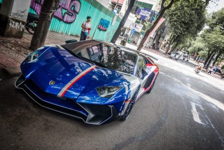 Minh nhựa lái Lamborghini Aventador SV giá 35 tỉ đồng dạo phố hình 2.