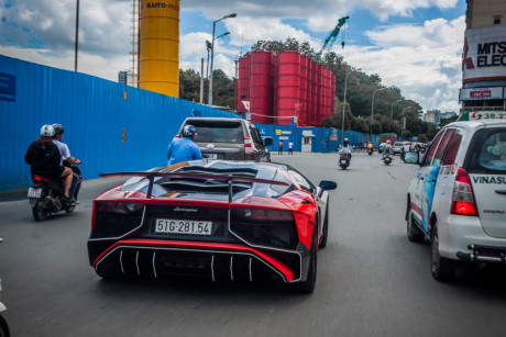 Minh nhựa lái Lamborghini Aventador SV giá 35 tỉ đồng dạo phố hình 4.