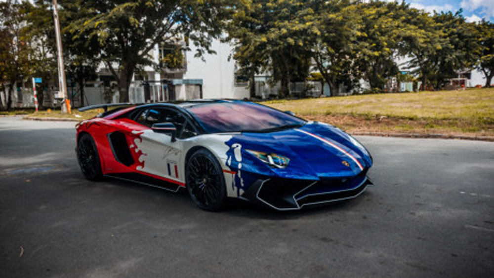 Minh 'nhựa' lái Lamborghini Aventador SV giá 35 tỉ đồng dạo phố