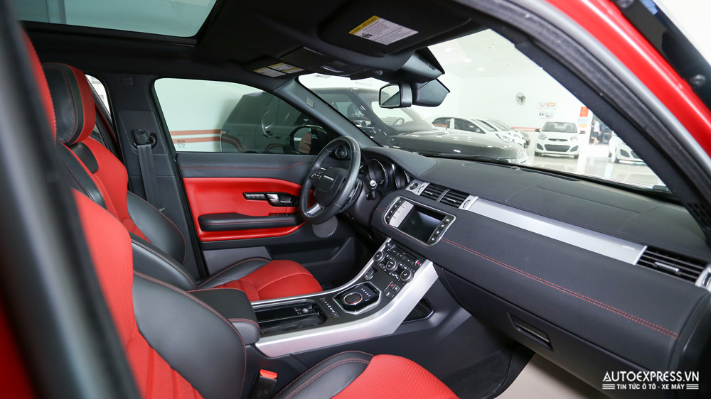 Nội thất Range Rover Evoque 2016 có nội thất màu đen cùng các đường chỉ đỏ tương phản
