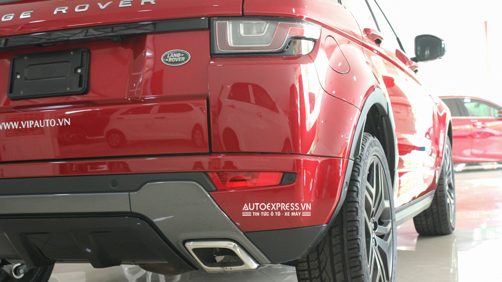 Range Rover Evoque với ống xả được mạ crom