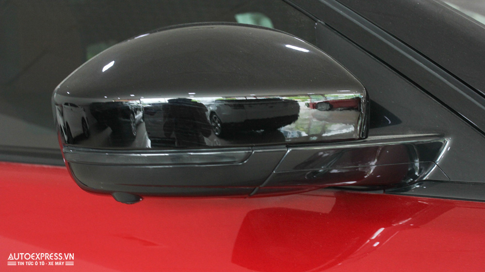 Gương hậu của Range Rover Evoque màu đen