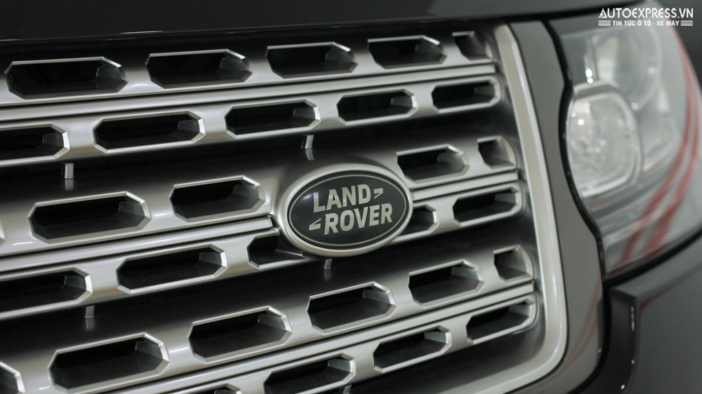 Logo trên lưới tản nhiệt của Range Rover HSE 2016