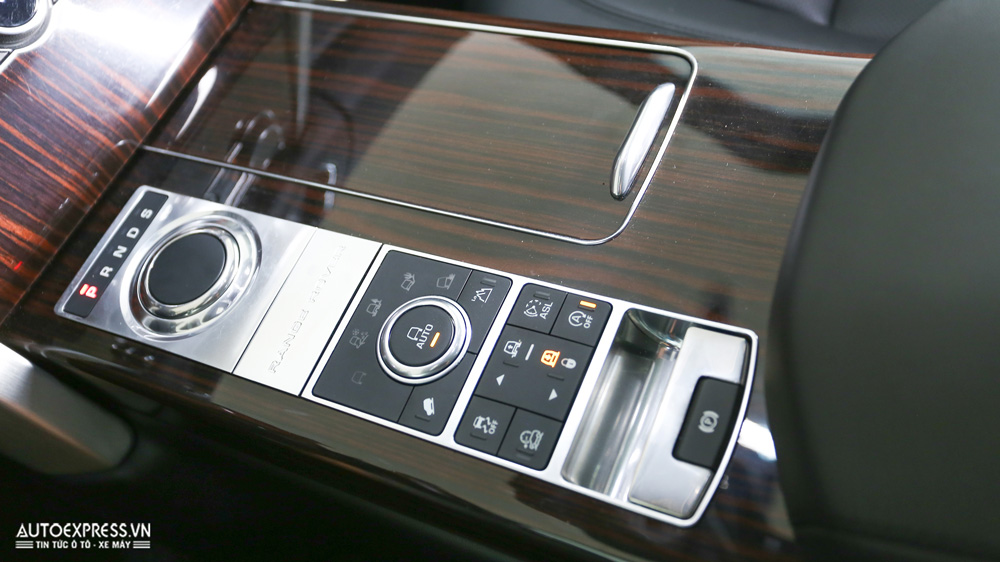 Bảng điều khiển trung tâm của Range Rover HSE 2016