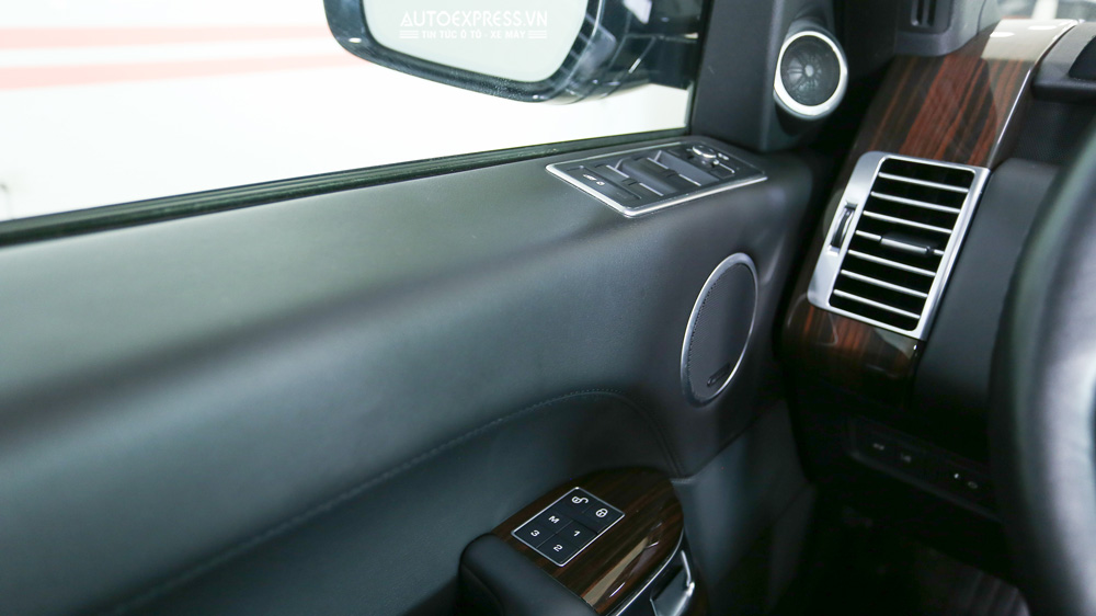 Bệ cửa phía tay lái của Range Rover HSE 2016
