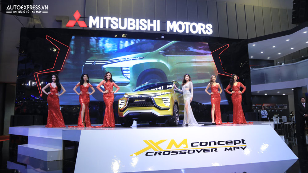 Dàn mẫu bên chiếc xe Mitsubishi XM Concept.
