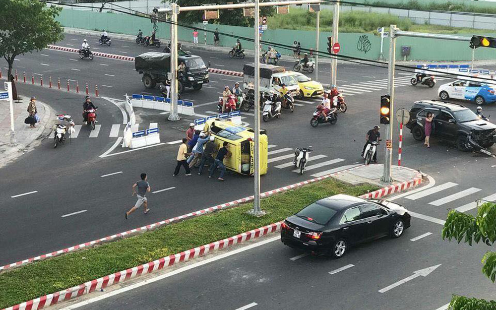 Hiện trường vụ tai nạn giao lộ Nguyễn Văn Linh - Nguyễn Tri Phương (quận Thanh Khê, TP Đà Nẵng)