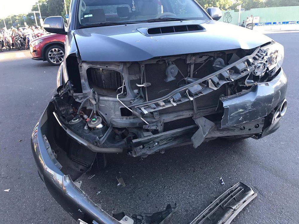 Toyota Fortuner bị tai nạn nát phần đầu