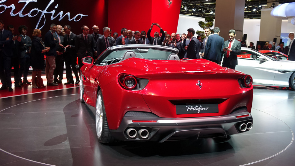 Ferrari Portofino với đèn hình chữ L cùng tấm ốp cản sau bao quanh ống xả
