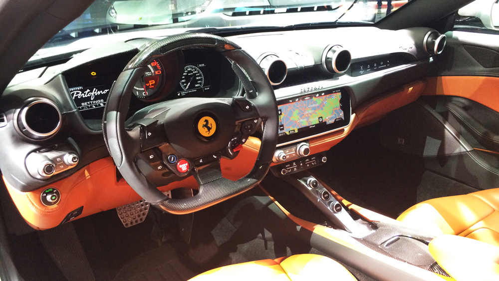 Nội thất của Ferrari Portofino có  màn hình thông tin giải trí được thiết kế lớn hơn, vô lăng thể thao được lấy từ đàn anh GTC4 Lusso