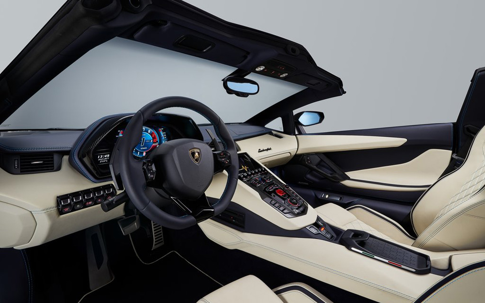 Nội thất Lamborghini Aventador S Roadster trang bị nhiều chất liệu da và carbon đắt tiền
