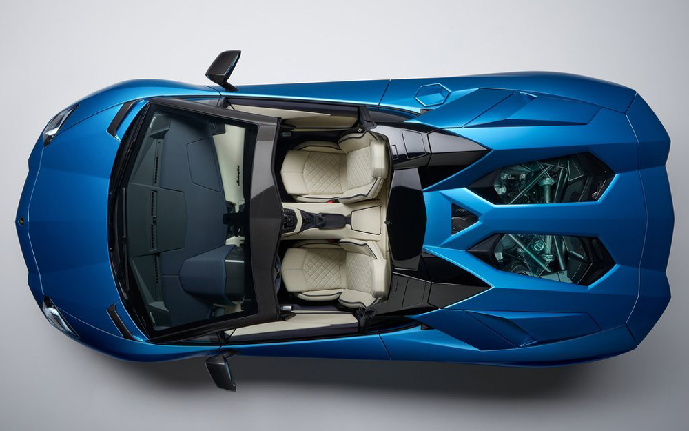 Lamborghini Aventador S Roadster có giá từ 251,462 bảng Anh (tương đương 7,4 tỷ đồng)